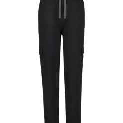 Mustat collegehousut reisitaskuilla
