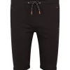 Mustat collegeshortsit