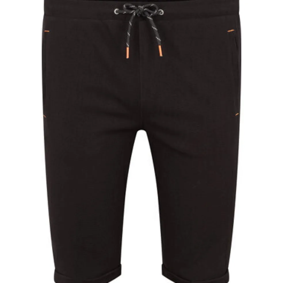 Mustat collegeshortsit
