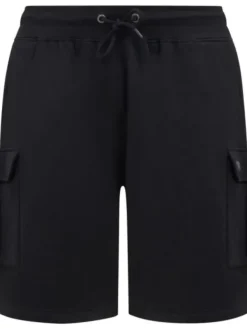 Mustat collegeshortsit reisitaskuilla