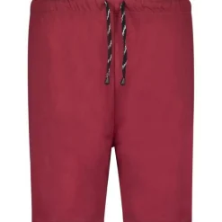 Punaiset trikooshortsit taskuilla