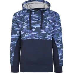 Sininen collegehuppari maastokuviolla